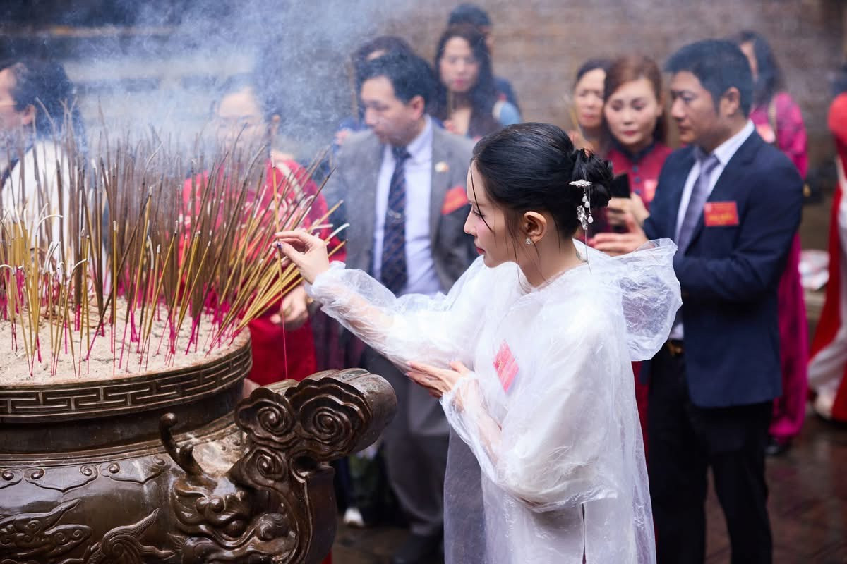 Nghệ sĩ và đoàn đại biểu tại TPHCM dâng hương lên các vị Vua Hùng. Dưới loạt ảnh viếng tại Khu di tích Lịch sử Đền Hùng, Khả Như viết hai câu thơ tưởng nhớ: "Dù ai đi ngược về xuôi/ Nhớ ngày giỗ Tổ mùng Mười tháng Ba" để