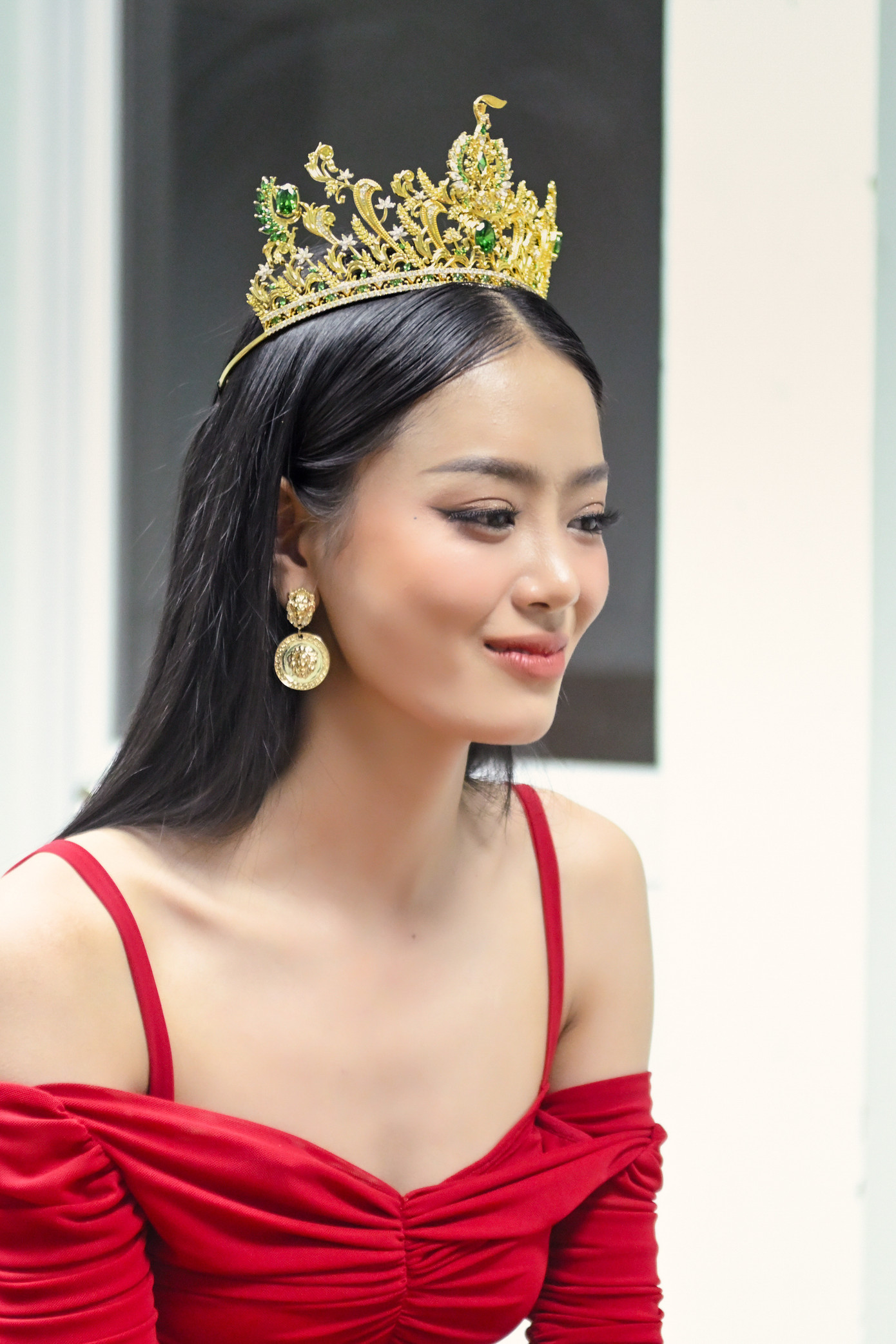 Khánh Linh cảm ơn cha mẹ cho cô vóc dáng đẹp. Điểm cô yêu thích nhất trên gương mặt là đôi mắt. &quot;Mỗi ngày tôi đều soi gương để tập biểu cảm, tôi thấy yêu đôi mắt, nó nói lên nội tâm của mình, một Bùi Khánh Linh tình cảm và mạnh mẽ&quot;, Khánh Linh nói.