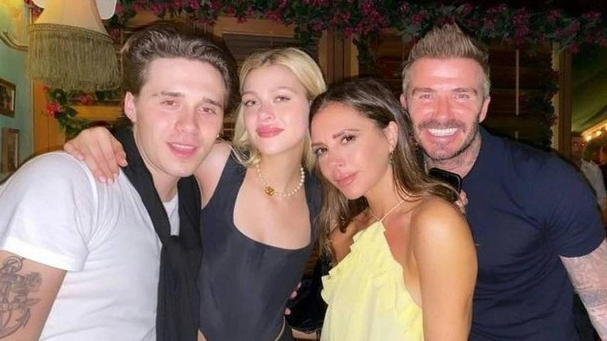 Victoria Beckham có động thái làm hòa với con dâu sau thời gian căng thẳng. Victoria Beckham có động thái làm hòa với con dâu sau thời gian căng thẳng.