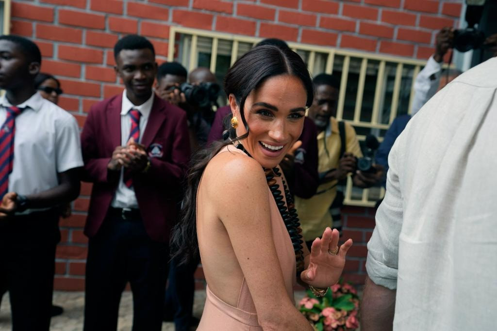 Trang phục của Meghan Markle khi đến Nigeria. Trang phục của Meghan Markle khi đến Nigeria.
