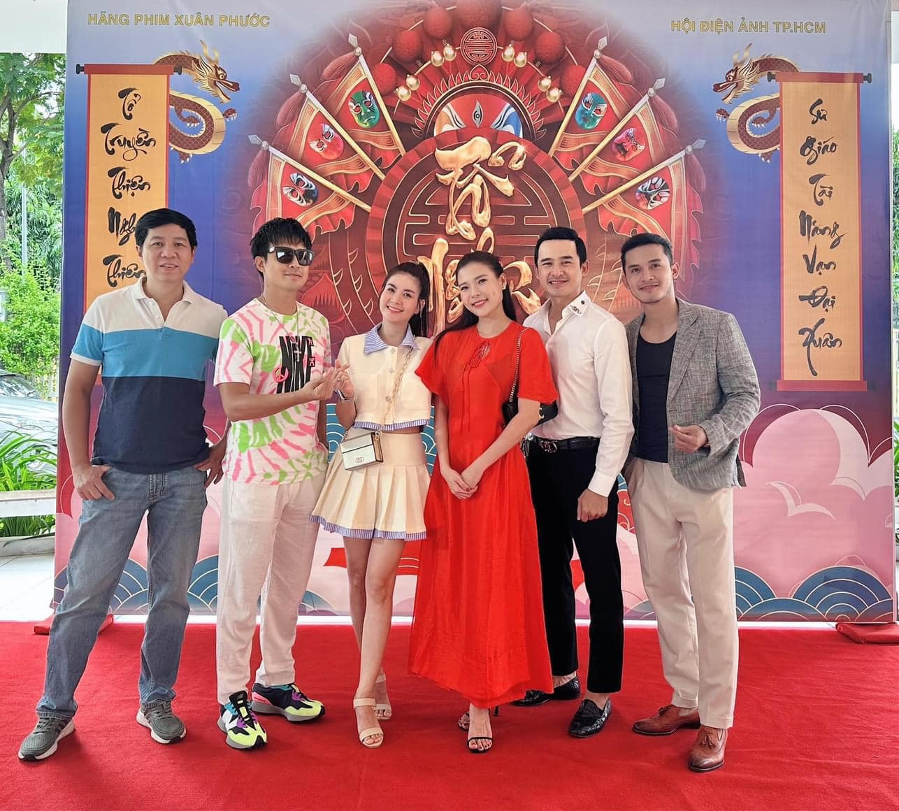 Vợ chồng diễn viên Thúy Diễm - Lương Thế Thành chụp ảnh cùng Kha Ly - Thanh Duy trong buổi cúng Tổ tại Hãng phim Xuân Phước.