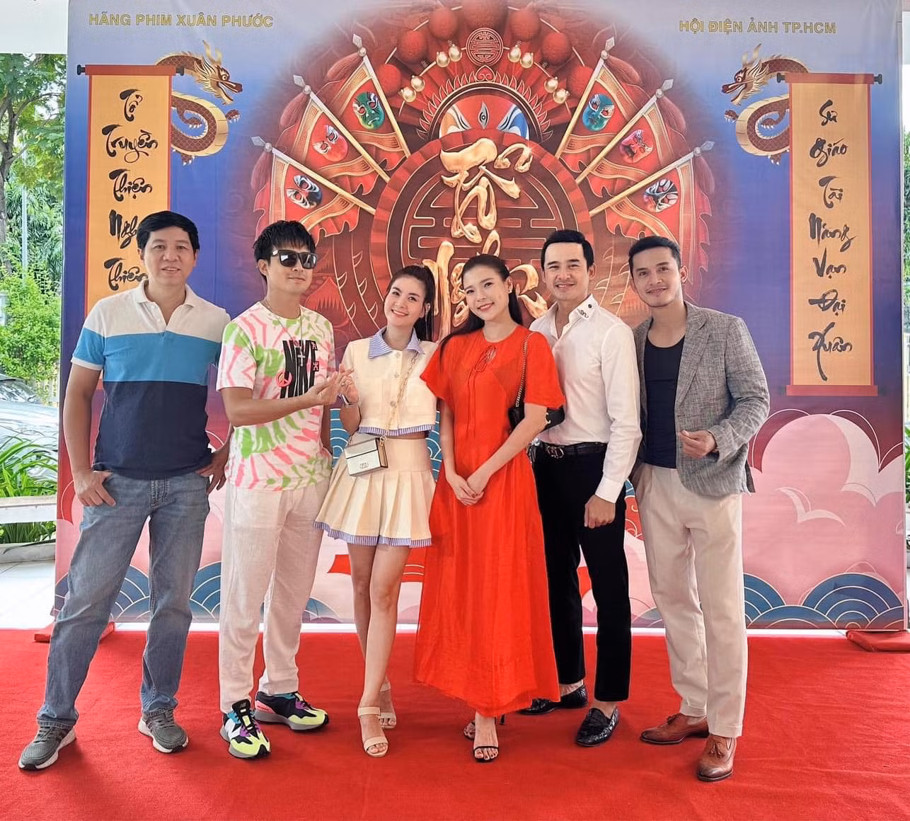 Vợ chồng diễn viên Thúy Diễm - Lương Thế Thành chụp ảnh cùng Kha Ly - Thanh Duy trong buổi cúng Tổ tại Hãng phim Xuân Phước.