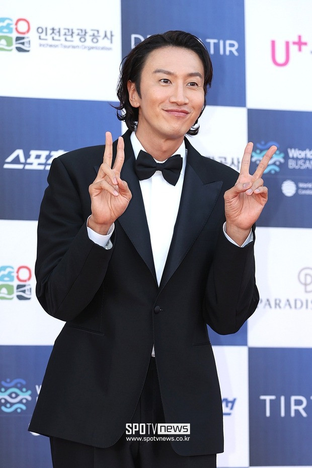 "Hươu cao cổ" Lee Kwang Soo dự thảm đỏ với phong cách hài hước thường thấy.
