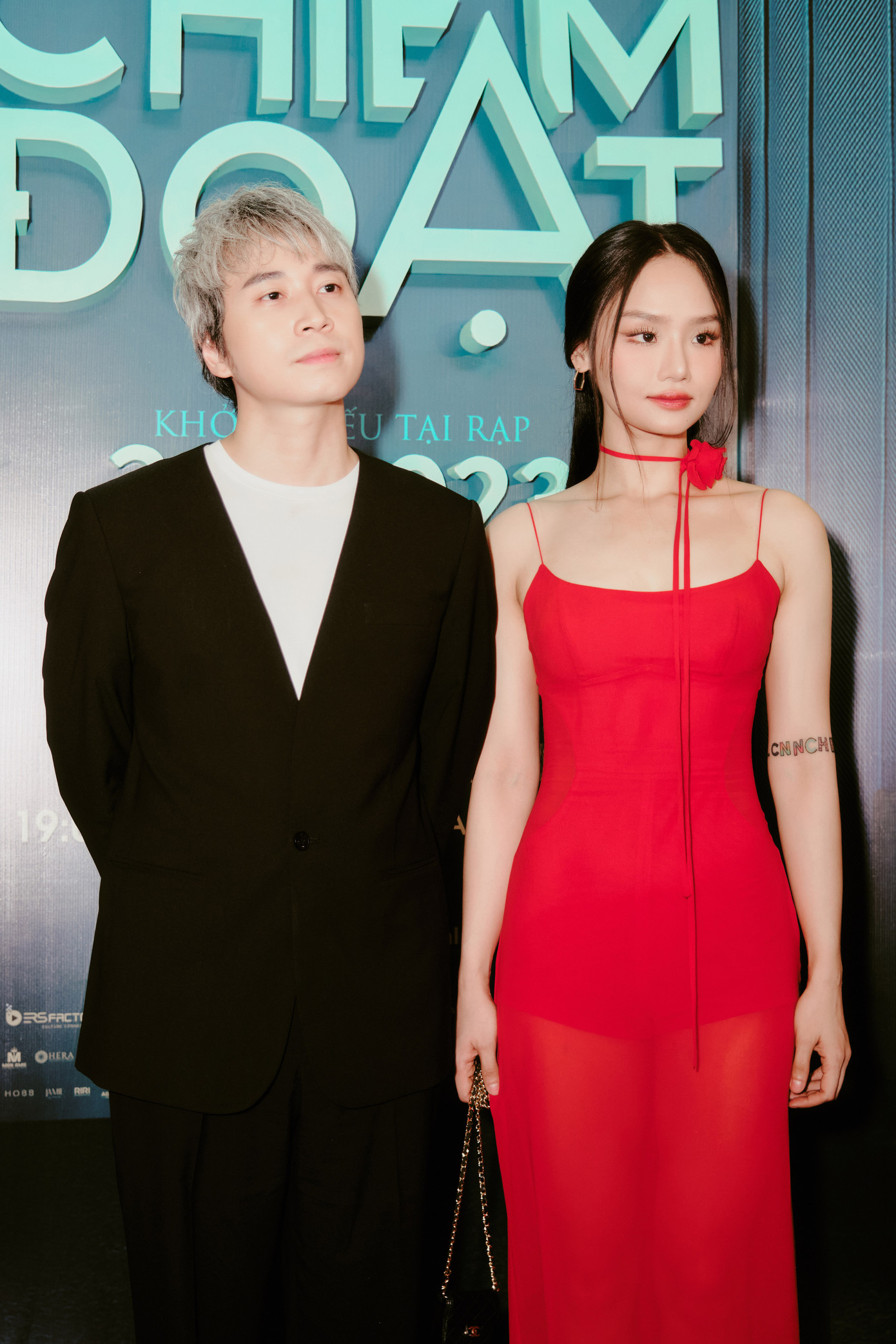 Karik cho biết anh và Miu Lê có những cảnh hôn trong phim. &quot;Tôi lường trước được điều này khi đọc kịch bản. Tôi không quá lo lắng khi ngoài đời chúng tôi là bạn thân&quot;, nam diễn viên nói trong buổi chia sẻ sau phim.