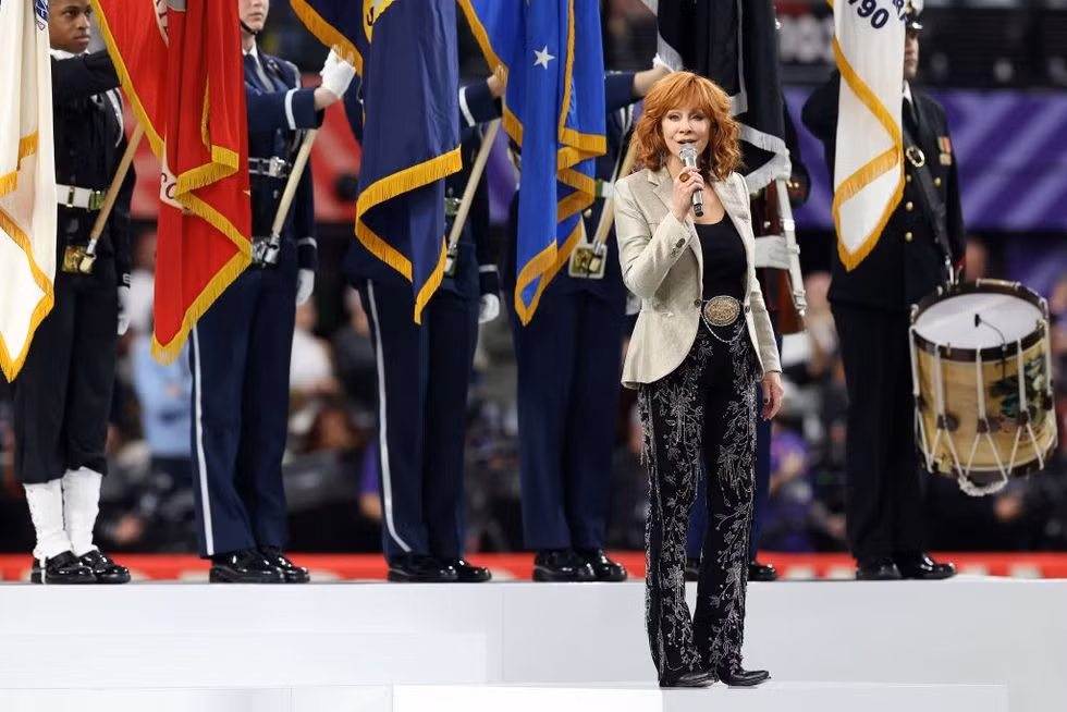 Nữ ca sĩ Reba McEntire phối vest với quần ống rộng họa tiết. Cô gây ấn tượng mạnh khi thể hiện sự hào hùng với bản quốc ca Lá cờ lấp lánh ánh sao của Mỹ. Nữ ca sĩ Reba McEntire phối vest với quần ống rộng họa tiết. Cô gây ấn tượng mạnh khi thể hiện sự hào hùng với bản quốc ca Lá cờ lấp lánh ánh sao của Mỹ.