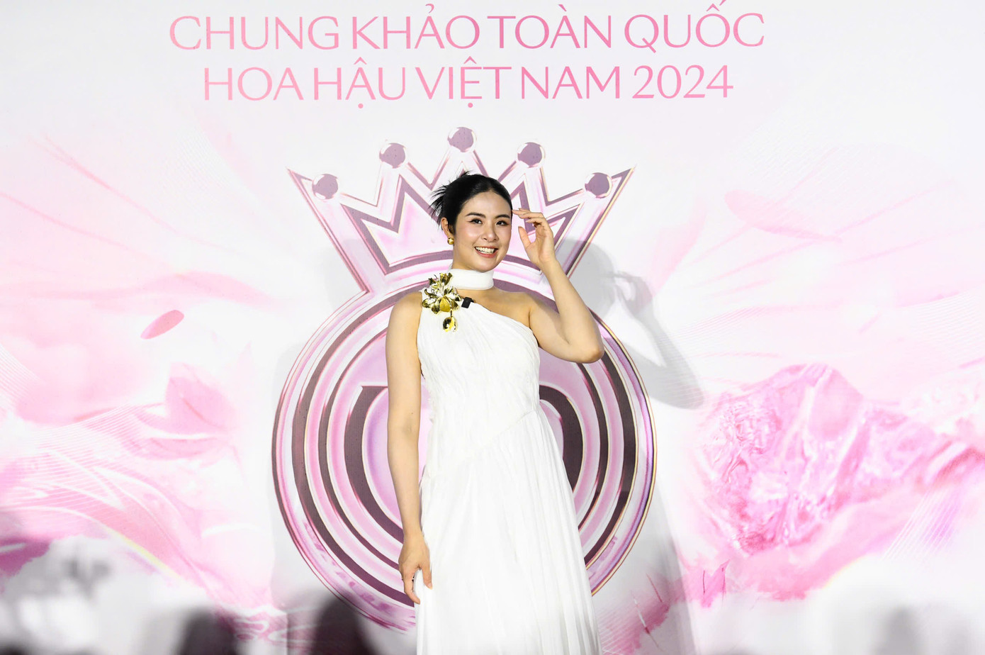 Hoa hậu Ngọc Hân diện đầm dáng suông, mang bụng bầu 5 tháng dự chung khảo Hoa hậu Việt Nam 2024. Trong hậu trường sân khấu, Hoa hậu Việt Nam 2010 hồi tưởng lại lúc đi thi cuộc thi sắc đẹp do báo Tiền Phong tổ chức.