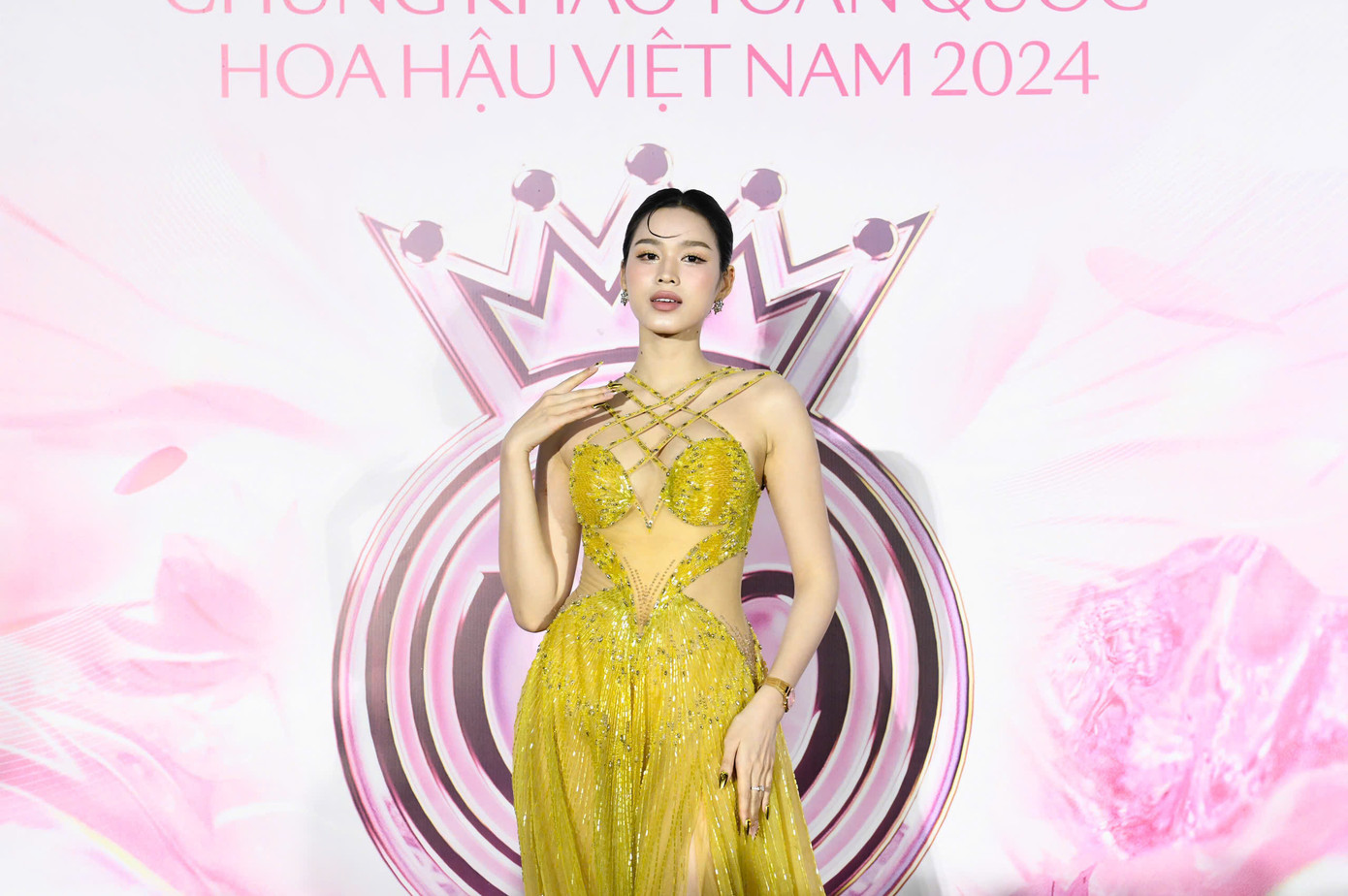 Hoa hậu Đỗ Thị Hà diện thiết kế xuyên thấu cầu kỳ với phom dáng cut-out táo bạo. Thiết kế giúp người đẹp tôn lên vẻ quyến rũ. Cô chọn kiểu tóc búi, trang điểm nhẹ để tổng thể trang phục trông sang trọng.