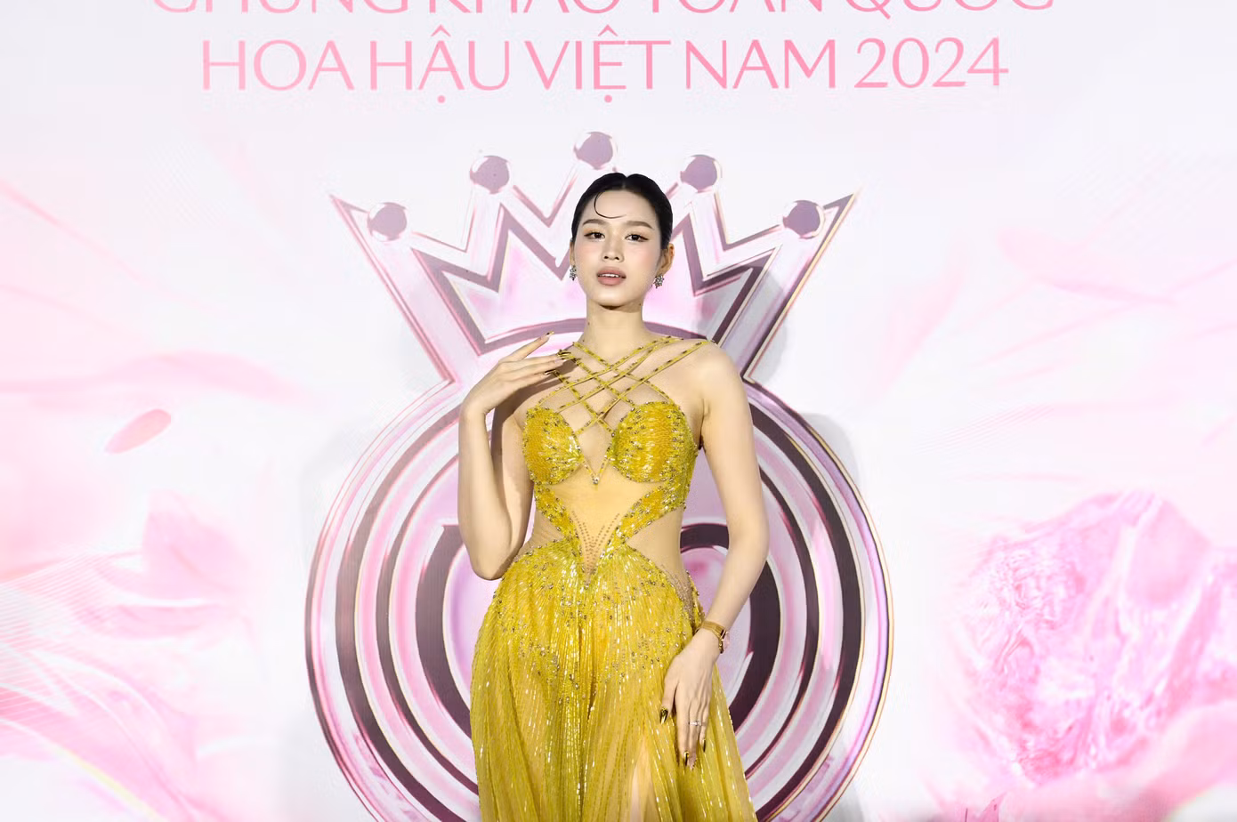Hoa hậu Đỗ Thị Hà diện thiết kế xuyên thấu cầu kỳ với phom dáng cut-out táo bạo. Thiết kế giúp người đẹp tôn lên vẻ quyến rũ. Cô chọn kiểu tóc búi, trang điểm nhẹ để tổng thể trang phục trông sang trọng.