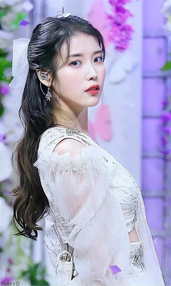 Vẻ đẹp ngọt ngào, trong trẻo như IU và Shin Min Ah vẫn còn nhiều phái đẹp ưa chuộng. Ảnh: Naver. Vẻ đẹp ngọt ngào, trong trẻo như IU và Shin Min Ah vẫn còn nhiều phái đẹp ưa chuộng. Ảnh: Naver.