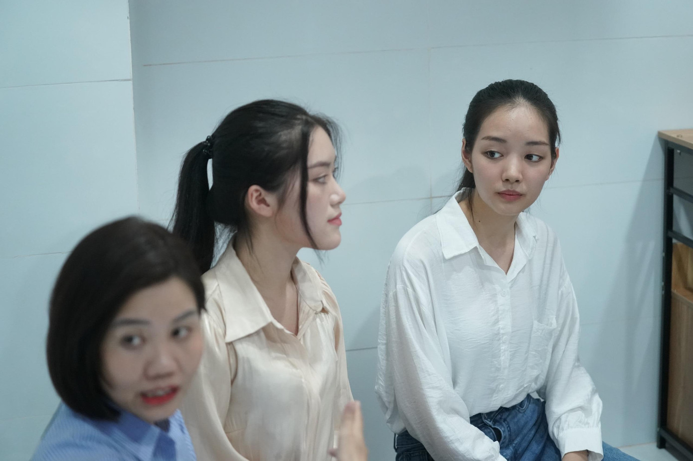 Thí sinh Mai Chi cho biết cô và Phương Oanh kêu gọi được 35 triệu đồng trong phần thi Người đẹp Nhân ái. Ngoài ra, ban giám khảo tặng nhân vật truyền cảm hứng là thầy Khánh chiếc laptop để thuận tiện trong việc tìm kiếm tài liệu giảng dạy cho các em. &quot;Điều này đạt ngoài kỳ vọng ban đầu mà hai chúng tôi mong muốn. Tôi muốn làm được cho anh Khánh cũng như gia đình các bé&quot;, Mai Chi nói.