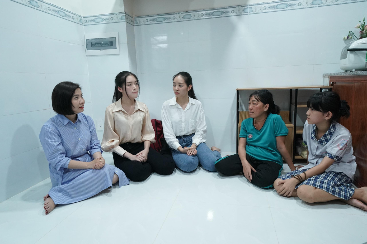 Theo Phương Oanh, cô luôn nảy ra suy nghĩ giúp đỡ những người có hoàn cảnh khó khăn mỗi khi gặp gỡ. &quot;Với tôi, của cho không bằng cách cho. Dù điều kiện của tôi không quá tốt, tôi vẫn muốn giúp đỡ họ từ những hành động nhỏ nhất. Vì vậy, tôi cố gắng hoàn thành tốt dự án của mình và giúp đỡ những mảnh đời chưa may mắn&quot;, cô nói.