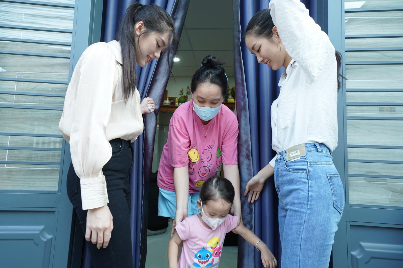 Theo Phương Oanh, đây là dự án giáo dục mà cô ấp ủ từ lâu. &quot;Tôi tin rằng truyền tải kiến thức đến các em nhỏ là sự hỗ trợ cần thiết. Khi có kiến thức và được giáo dục tốt, họ mới có cuộc sống tốt hơn trong tương lai&quot;, thí sinh 19 tuổi nói.