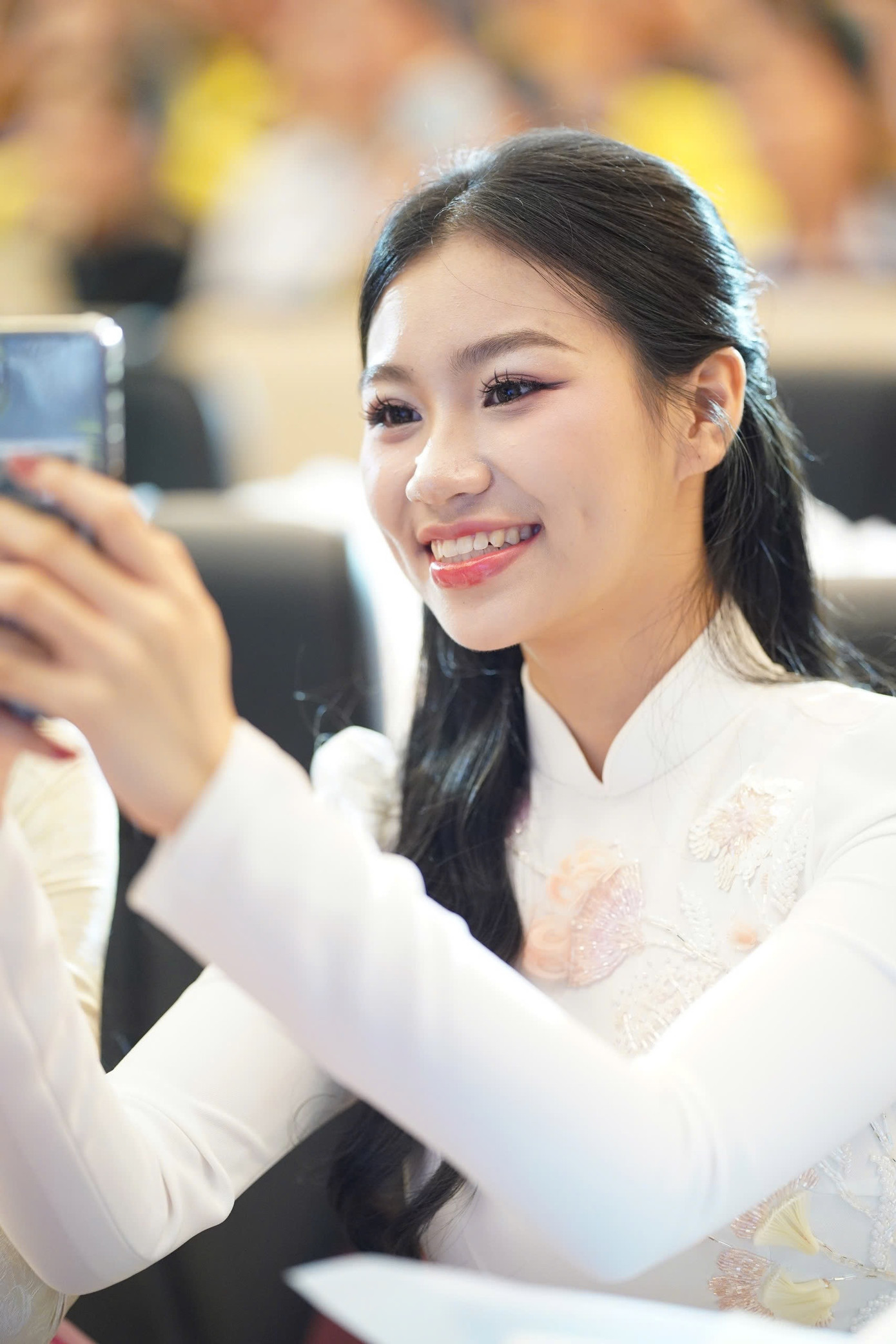 Khoảnh khắc Top 15 Hoa hậu Việt Nam 2024 Huyền Cơ hào hứng trong phần thử thách catwalk tìm người chiến thắng ở buổi giao lưu tại trường Đại học Tài chính - Marketing.