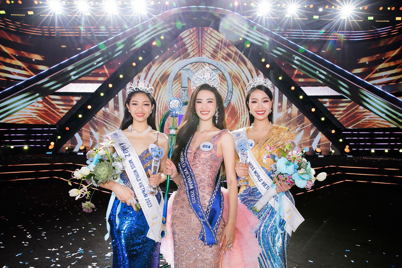 Khoảnh khắc "người con xứ Nẫu" đăng quang Miss World Vietnam. Cô tỏa sáng bên hai á hậu Đào Thị Hiền và Huỳnh Minh Kiên.
