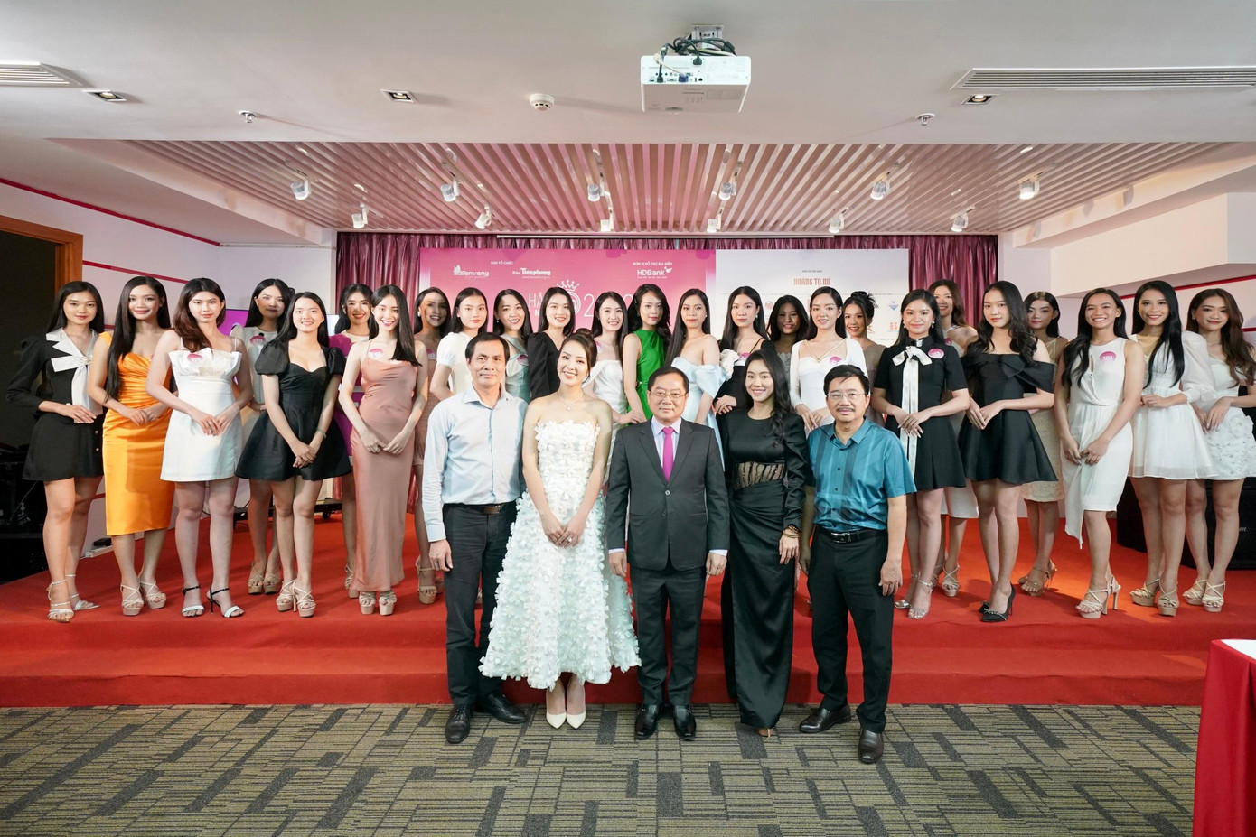 Trong khi đó, bà Phạm Kim Dung chia sẻ với Tiền Phong rằng chất lượng thí sinh Hoa hậu Việt Nam đồng đều qua từng năm, từ trình độ đến ngoại hình. &quot;Có một số bạn từng vào top 10, top 20 Miss World Vietnam và cũng nhiều bạn thí sinh mới. Chúng ta yên tâm cho mùa Hoa hậu Việt Nam rực rỡ&quot;, Phó trưởng ban tổ chức cuộc thi nói.