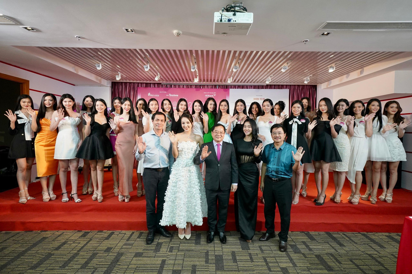 Trước khi công bố kết quả, nhà báo Lê Xuân Sơn cho biết nhiều thí sinh có phần thi nổi trội. Nhiều thí sinh khiến giám khảo bàn đi bàn lại, có thí sinh được giám khảo đánh giá đến 7 lần. Trưởng ban tổ chức khẳng định ban giám khảo đã làm tốt nhất có thể để tìm ra top 25. Trong khi đó, bà Phạm Kim Dung - phó ban tổ chức - khẳng định chất lượng cuộc thi Hoa hậu Việt Nam đồng đều qua từng năm, mùa giải 2022 cũng không ngoại lệ: &quot;Chất lượng thí sinh qua các năm đồng đều từ trình độ đến ngoại hình. Có một số bạn từng vào top 10, top 20 Miss World Vietnam và cũng nhiều bạn mới. Chúng ta yên tâm cho mùa Hoa hậu Việt Nam rực rỡ&quot;.