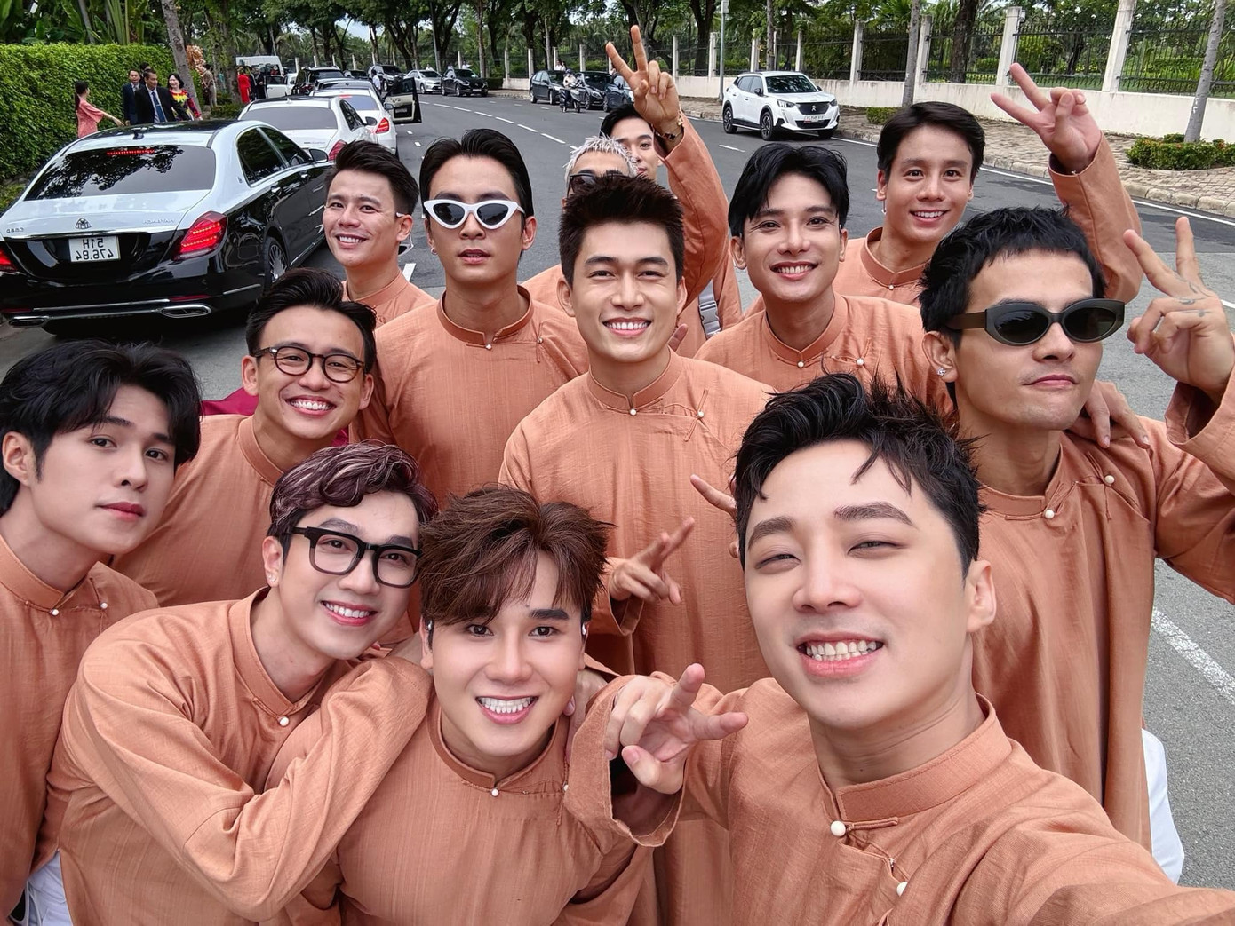 Dàn phù rể tranh thủ check-in trước khi cùng thiếu gia Minh Đạt đưa Midu về nhà. Dàn phù rể tranh thủ check-in trước khi cùng thiếu gia Minh Đạt đưa Midu về nhà.