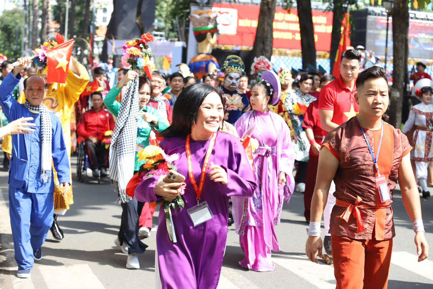 Áo dài, áo bà ba, phụ kiện khăn rằn được nhiều nghệ sĩ diện trong sự kiện tổng duyệt diễu binh, diễu hành. Mỗi nghệ sĩ trang bị hoa và cờ đỏ sao vàng Việt Nam thể hiện sự tự hào.