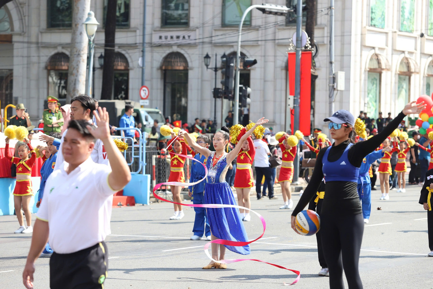 Dàn đồng diễn đa dạng loại hình nghệ thuật trải dài từ Bắc vào Nam như quan họ, cải lương tuồng cổ, hát bội, múa rối nước, xiếc... thể hiện sự hoành tráng của nghệ thuật truyền thống lẫn hiện đại. Khối văn nghệ sĩ còn diễn chung tiết mục 50 năm Thành phố Hồ Chí Minh tại sân khấu chính sau buổi diễu hành. Mọi công tác tập luyện, tổng duyệt hoàn tất, chuẩn bị cho lễ diễu binh, diễu hành chính thức diễn ra sáng 30/4 với sự tham gia của 13.000 người.