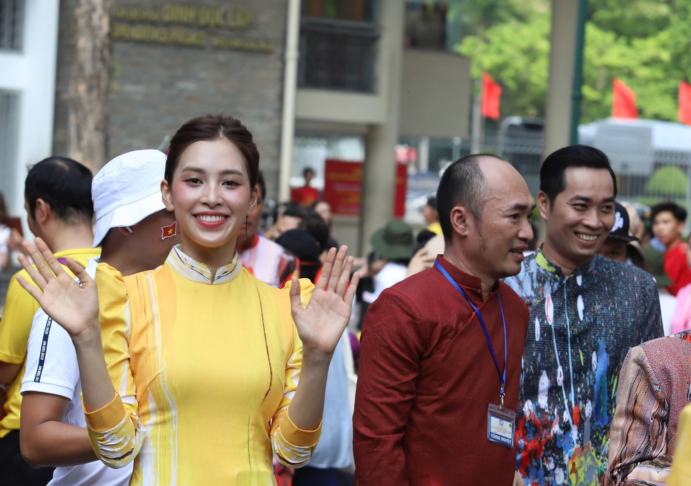 Hoa hậu Tiểu Vy chọn áo dài vàng, có điểm nhấn là phần tay cách tân tại buổi tổng duyệt diễu binh, diễu hành cấp Nhà nước. Sau ba buổi hợp luyện và sơ duyệt, Hoa hậu Việt Nam 2018 ghi điểm khi liên tục cập nhật hình ảnh chỉn chu, chia sẻ cảm xúc tự hào.