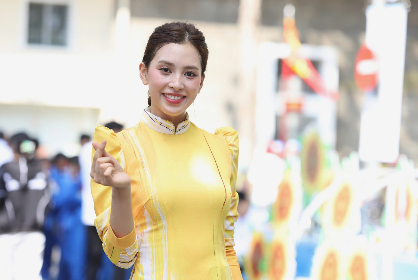 Tiểu Vy để kiểu tóc và trang điểm đơn giản khi xuất hiện cùng đoàn văn nghệ sĩ trong lễ tổng duyệt diễu binh, diễu hành.