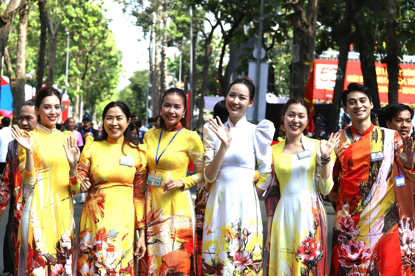 Nghệ sĩ diện áo dài cùng tông, với ba màu chủ đạo vàng, đỏ và trắng, đi kèm là họa tiết hoa sen. Trong ảnh là Hoa hậu Tiểu Vy, MC Quỳnh Hoa, Hoa hậu Ngọc Châu, Bảo Ngọc, Kiều Duy và Nam vương Tuấn Ngọc.