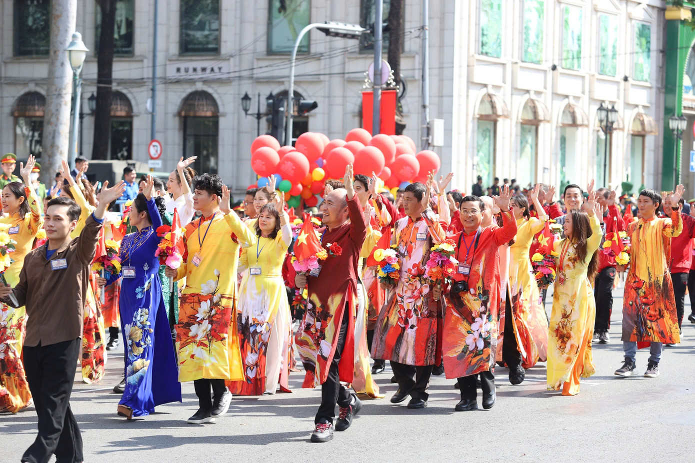 Sự xuất hiện của khối văn nghệ sĩ tại buổi tổng duyệt diễu binh, diễu hành cấp Nhà nước mang đến không khí nhộn nhịp. Hơn 50 diễn viên, ca sĩ, vận động viên tiêu biểu... vẫy tay chào người dân xếp hàng từ tối 26/4 chờ xem tổng duyệt.