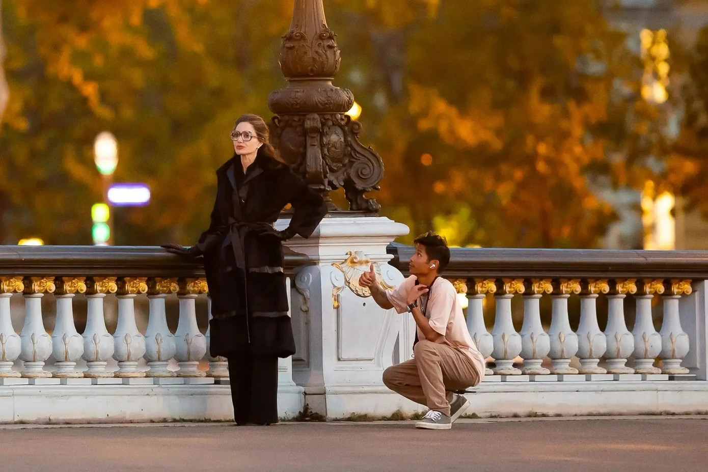 Pax Thiên nhiều lần làm trợ lý của Angelina Jolie trên phim trường. Pax Thiên nhiều lần làm trợ lý của Angelina Jolie trên phim trường.