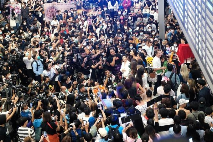 Dòng người chật kín tại sân bay đón các hoa, á hậu. Dòng người chật kín tại sân bay đón các hoa, á hậu.