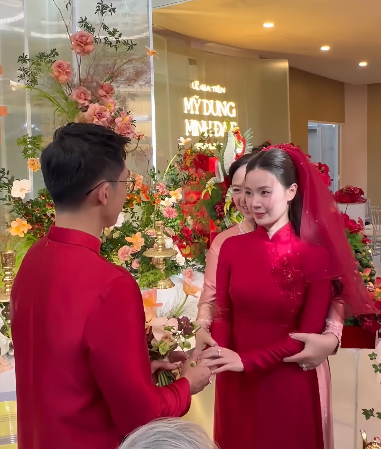 Khoảnh khắc cô dâu và chú rể trao nhau hoa và nhẫn trong lễ vu quy. Ngày trọng đại của diễn viên Midu và thiếu gia có sự hiện diện của hai bên gia đình và nhiều nghệ sĩ thân thiết. Khoảnh khắc cô dâu và chú rể trao nhau hoa và nhẫn trong lễ vu quy. Ngày trọng đại của diễn viên Midu và thiếu gia có sự hiện diện của hai bên gia đình và nhiều nghệ sĩ thân thiết.