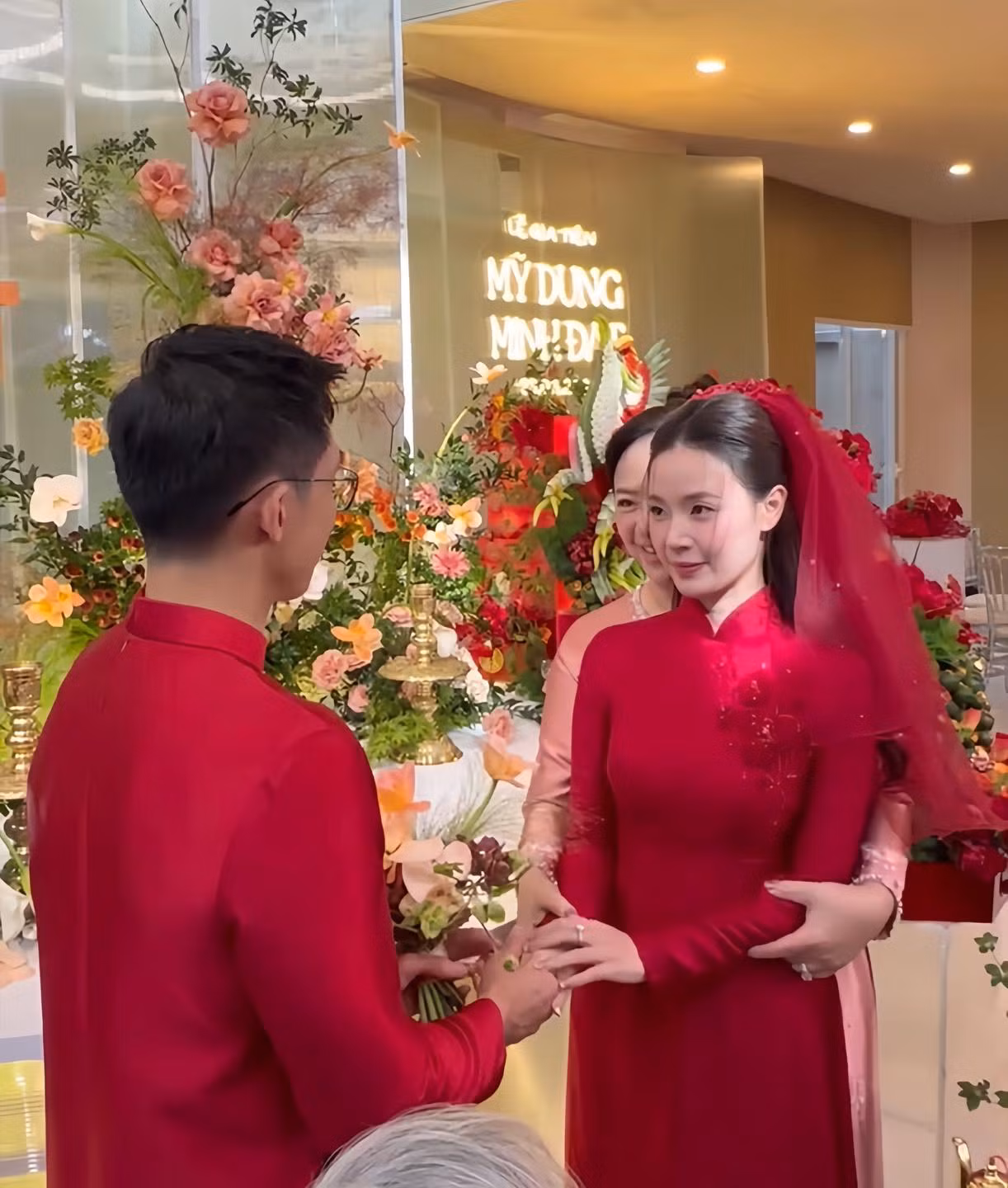 Khoảnh khắc cô dâu và chú rể trao nhau hoa và nhẫn trong lễ vu quy. Ngày trọng đại của diễn viên Midu và thiếu gia có sự hiện diện của hai bên gia đình và nhiều nghệ sĩ thân thiết.