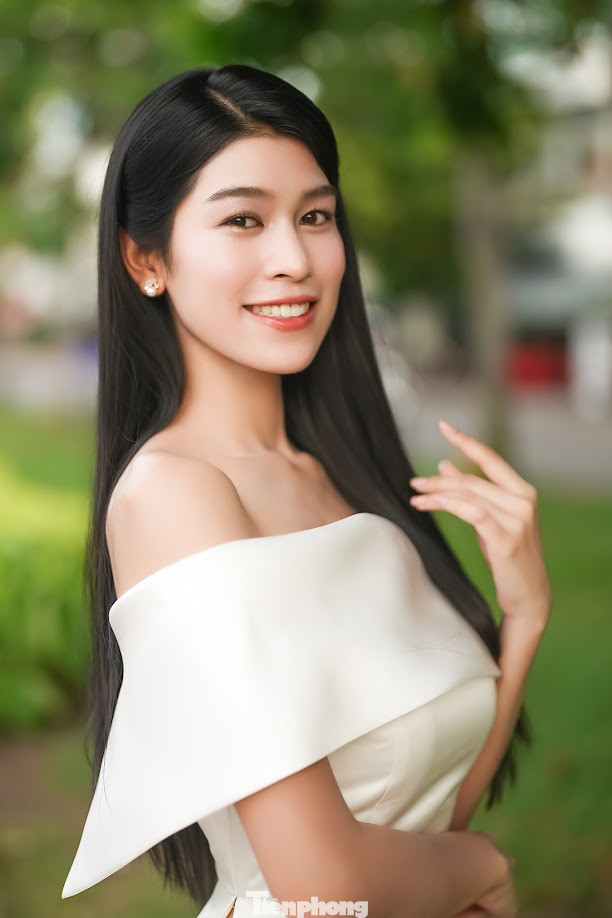 Thanh Thảo (sinh năm 2006), 19 tuổi là một trong 25 cô gái được chọn vào chung kết Hoa hậu Việt Nam 2024. Chia sẻ với Tiền Phong, nữ sinh Học viện Ngoại giao nói việc cô là thí sinh nhỏ tuổi nhất cuộc thi là cơ hội để cô học tập nhiều hơn, tích lũy kinh nghiệm và bỏ túi nhiều bài học quý.