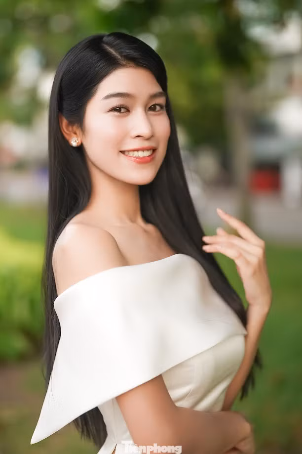 Thanh Thảo (sinh năm 2006), 19 tuổi là một trong 25 cô gái được chọn vào chung kết Hoa hậu Việt Nam 2024. Chia sẻ với Tiền Phong, nữ sinh Học viện Ngoại giao nói việc cô là thí sinh nhỏ tuổi nhất cuộc thi là cơ hội để cô học tập nhiều hơn, tích lũy kinh nghiệm và bỏ túi nhiều bài học quý.