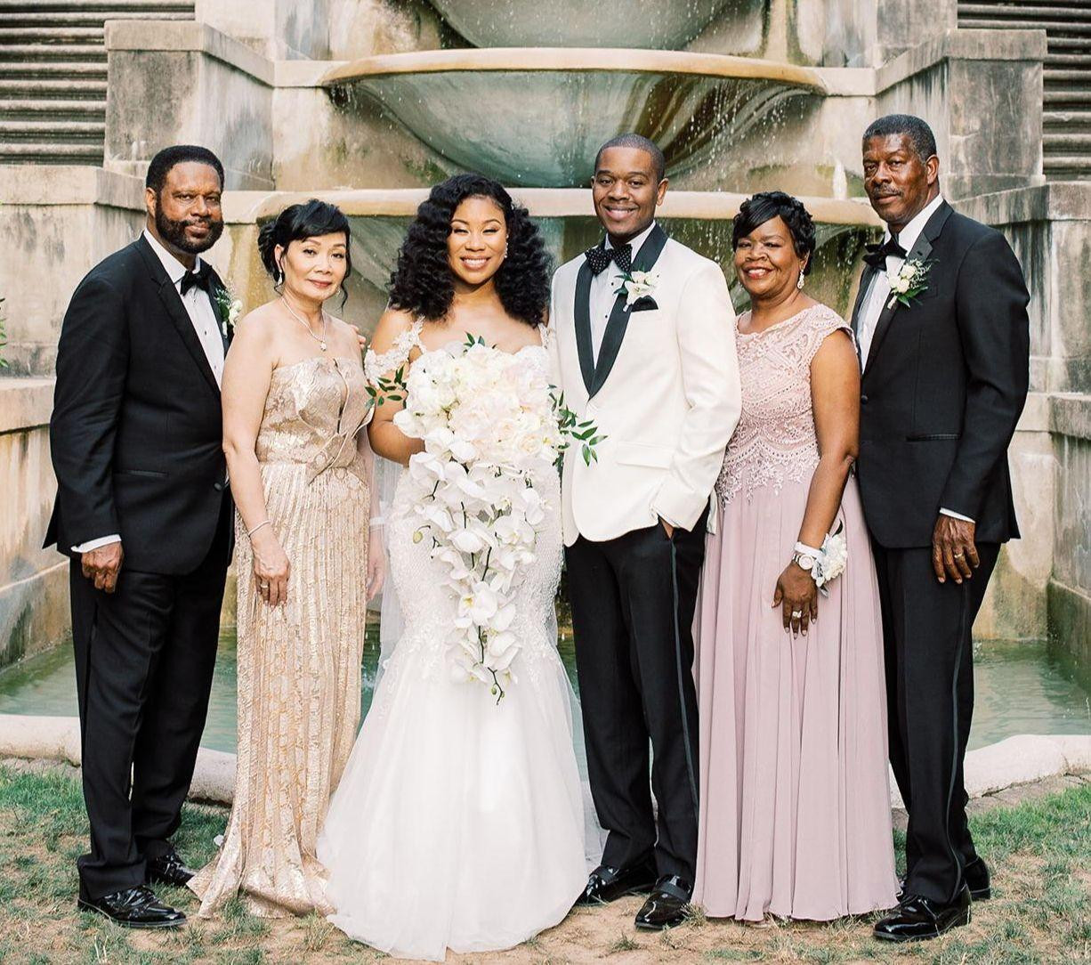 Khách mời không nên mặc đồ trắng đến tiệc cưới để tránh làm lu mờ cô dâu. Ảnh: Pinterest.