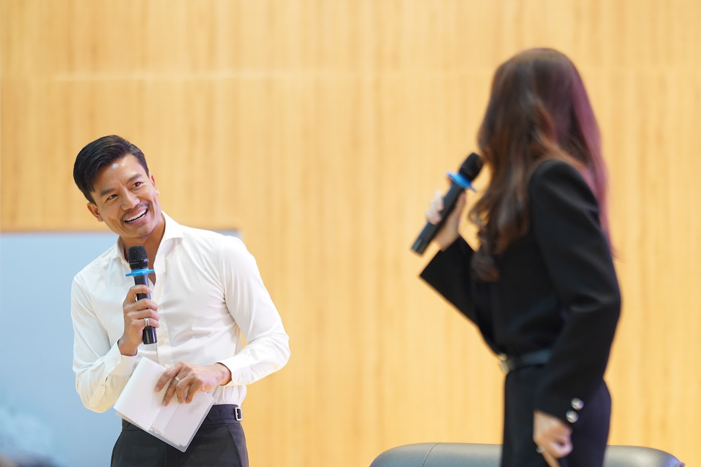 Hiếu Nguyễn trong khoảnh khắc làm khó Á hậu Ngọc Hằng tại phần giao lưu cùng khán giả. Khi được MC yêu cầu hát live trước hội trường đông khán giả, đương kim Á hậu Việt Nam tự tin thể hiện giọng hát qua ca khúc Chúng ta còn ở đó không.