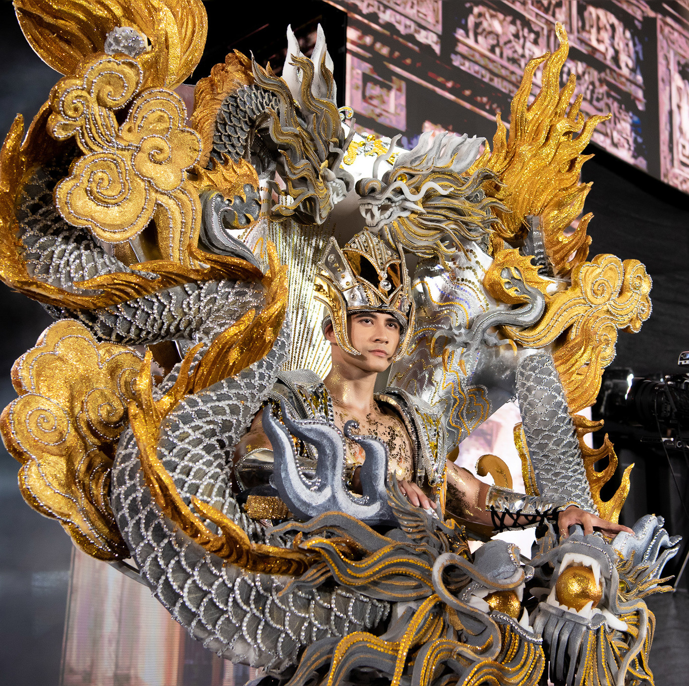 Đại diện Việt Nam là Phạm Tuấn Ngọc diện thiết kế Thạch Long họa khắc của NTK Ngô Hải Đăng, dưới sự tư vấn, hỗ trợ của NTK Đặng Trọng Minh Châu. Bộ trang phục nặng đến 25 kg, thiết kế đồ sộ giúp đại diện Việt Nam trình diễn ấn tượng. Danh sách đầy đủ top 20 National Costume gồm đại diện Colombia, Jamaica, Mexico, Nicaragua, Puerto Rico, Venezuela, CZech Republic, Ireland, Italy, Netherland, Poland, Angola, Kenya, Sierra Leone, South Africa, South Sudan, Indonesia, Philippines, Sri Lanka và Việt Nam.