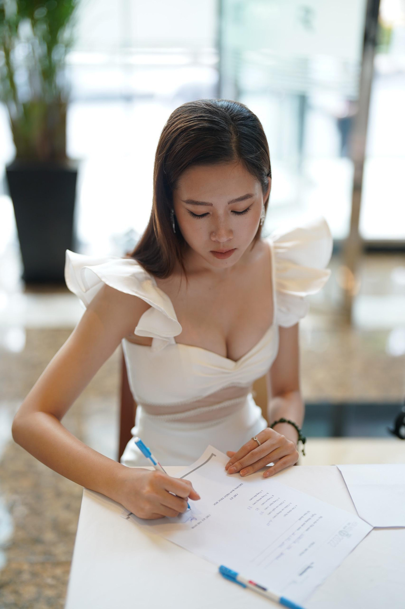 Sau khi ghi danh, các thí sinh tiến hành đo nhân trắc học, sau đó bước vào phần thi phỏng vấn kín cùng ban giám khảo.