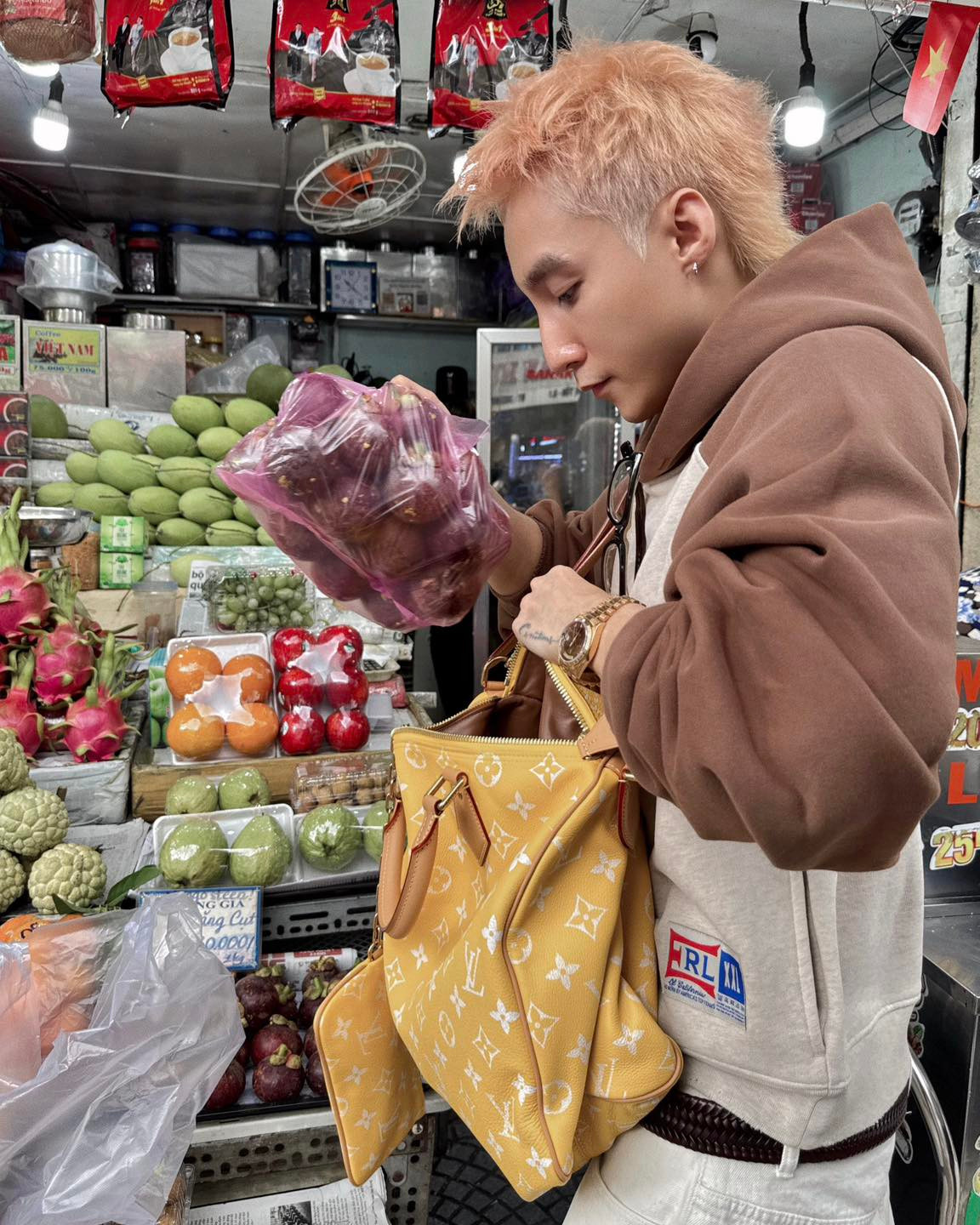 Ảnh Sơn Tùng lựa trái cây tại chợ Bến Thành hút 100.000 lượt tương tác sau 10 phút.