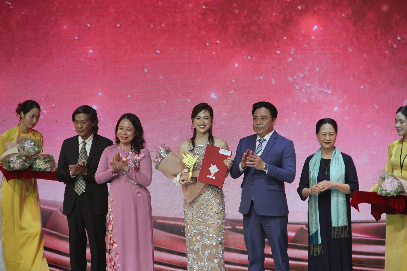 Lễ trao giải Cánh diều 2024 diễn ra tối 10/9 tại Nhà hát Đó, Nha Trang. Sau khi thua Bùi Thạc Chuyên và Tro tàn rực rỡ vào năm trước, Trấn Thành &quot;lấy lại tất cả&quot; với bộ phim đạt doanh thu hơn 520 tỷ đồng. Giải thưởng lớn nhất Cánh diều Vàng dành cho phim truyện điện ảnh xuất sắc xướng tên Mai.