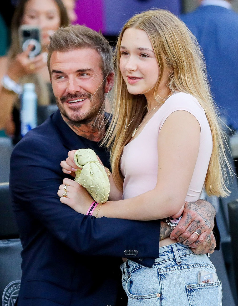Khoảnh khắc Beckham và con gái út. Con gái Beckham bước sang tuổi 13 vào tháng 7. Nhiều người nhận xét cô lớn nhanh, khác xa hình ảnh được bố nắm tay đến sự kiện hồi đầu năm. Khoảnh khắc Beckham và con gái út. Con gái Beckham bước sang tuổi 13 vào tháng 7. Nhiều người nhận xét cô lớn nhanh, khác xa hình ảnh được bố nắm tay đến sự kiện hồi đầu năm.