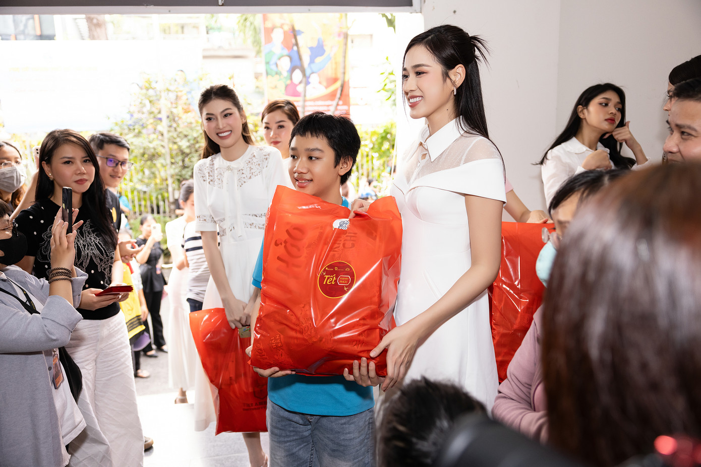 Hoa hậu Việt Nam 2020 Đỗ Thị Hà và Á hậu Ngọc Thảo trao quà cho trẻ em trong chiều 20/1.