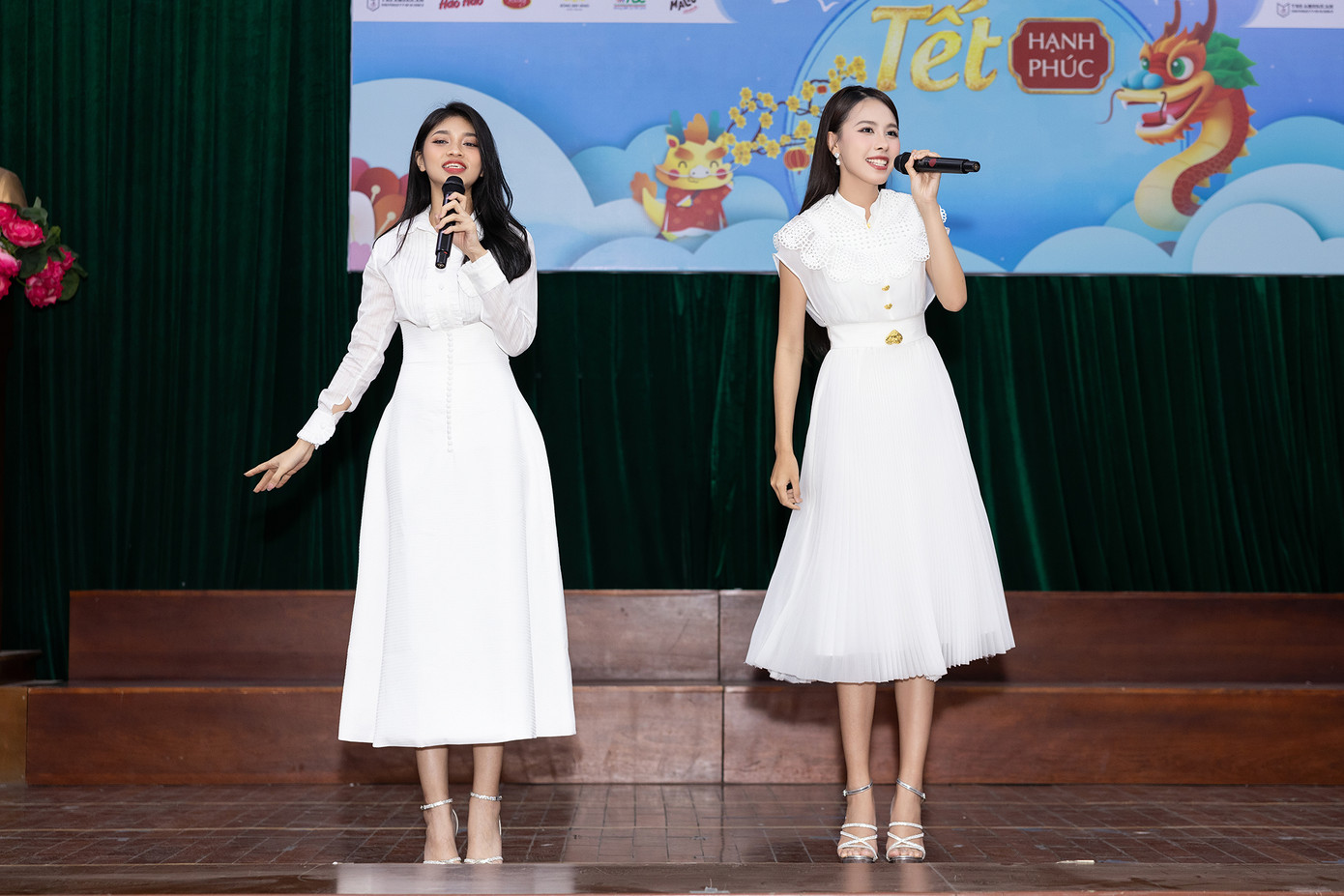Á hậu Ngọc Hằng và Á hậu Minh Kiên hát tặng đại biểu, khách mời cùng 200 trẻ em khó khăn tại địa bàn TPHCM ca khúc chủ đề Tết.