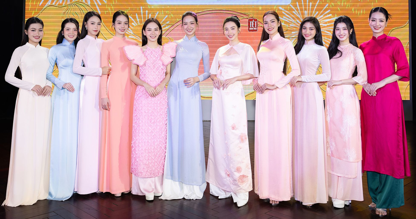 Ngày 20/1, Hoa hậu Thanh Thủy và dàn hoa hậu, á hậu có mặt tại Nhà thiếu nhi TPHCM và Hội Liên hiệp Phụ nữ TPHCM để trao 500 phần quà đến đồng bào dân tộc thiểu số và các em nhỏ mồ côi, có hoàn cảnh khó khăn.