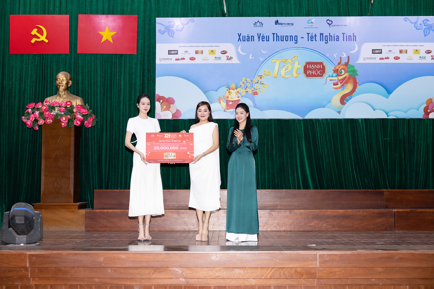 Phần trao quà gồm nhu yếu phẩm và tiền lì xì đến 200 trẻ em có hoàn cảnh khó khăn, trẻ em mồ côi do COVID-19 và trẻ khuyết tật... Tổng giá trị quà tặng của dự án là hơn 347 triệu đồng.