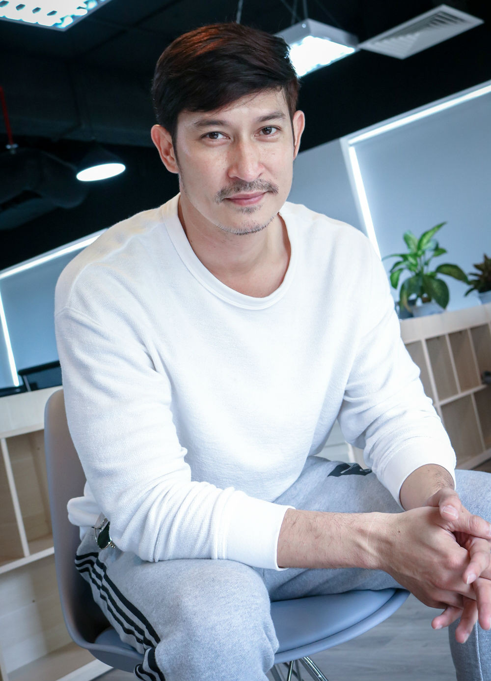 Ngoài vai trò diễn viên, Huy Khánh còn đắt show trong lĩnh vực MC truyền hình. Ngoại hình cùng phong cách dẫn điềm tĩnh, vui tính của nam diễn viên được thể hiện qua các game show như Vietnam Idol, Cuộc đua kỳ thú...