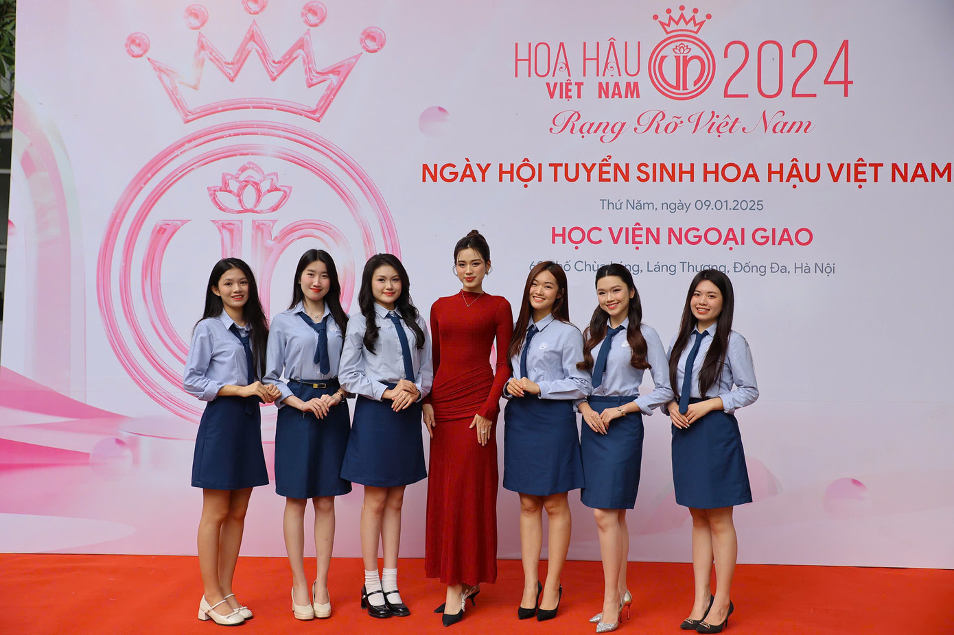 Trưa 9/1, ban tổ chức Hoa hậu Việt Nam 2024 tổ chức ngày hội tuyển sinh tại Học viện Ngoại giao, Hà Nội. Chương trình nhằm tìm kiếm thí sinh tiềm năng cho cuộc thi Hoa hậu Việt Nam. Chủ đề cuộc thi năm nay là Rạng rỡ Việt Nam.