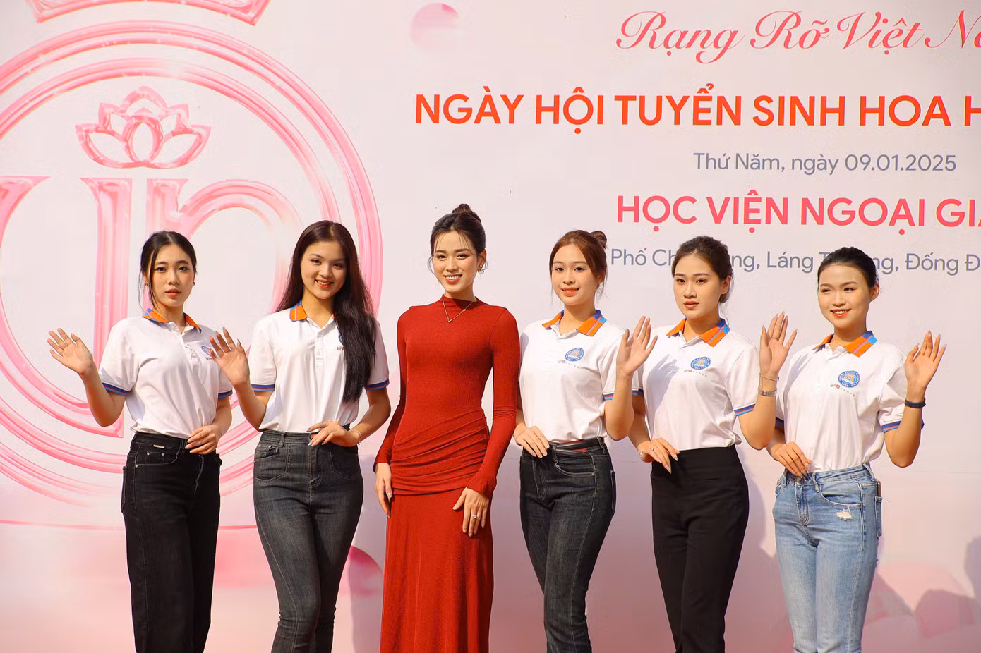 Ngày hội tuyển sinh Hoa hậu Việt Nam 2024 ngày 9/1 do Báo Tiền Phong phối hợp Hoàng Thành Media và Học viện Ngoại giao tổ chức. Chương trình có sự tham gia đông đảo của nhiều sinh viên trên địa bàn Hà Nội mong muốn trở thành thí sinh của Hoa hậu Việt Nam năm nay.