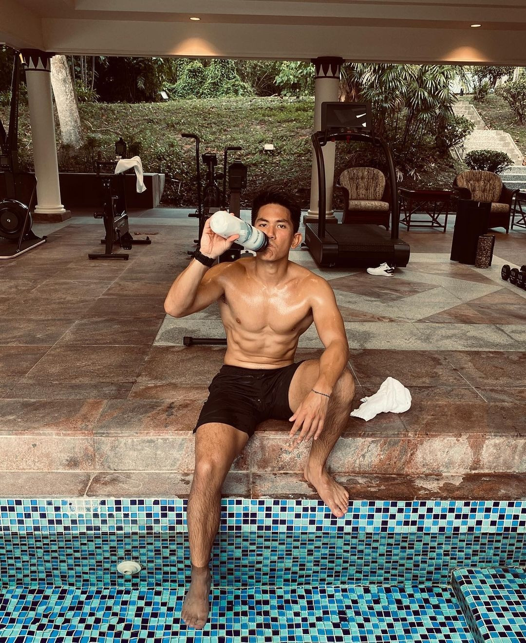 Albul Mateen còn từng tham gia huấn luyện tại Học viện Quân sự Hoàng gia Sandhurst, Anh, theo học tại Trường Phi công Trực thăng của Không quân Hoàng gia Anh tại Shawbury. Con trai của nhà vua Brunei từng đại diện quốc gia thi đấu polo tại SEA Games 29 và 30. Albul Mateen nằm trong số ít hoàng tử của Brunei được truyền thông quốc tế quan tâm và đánh giá cao.