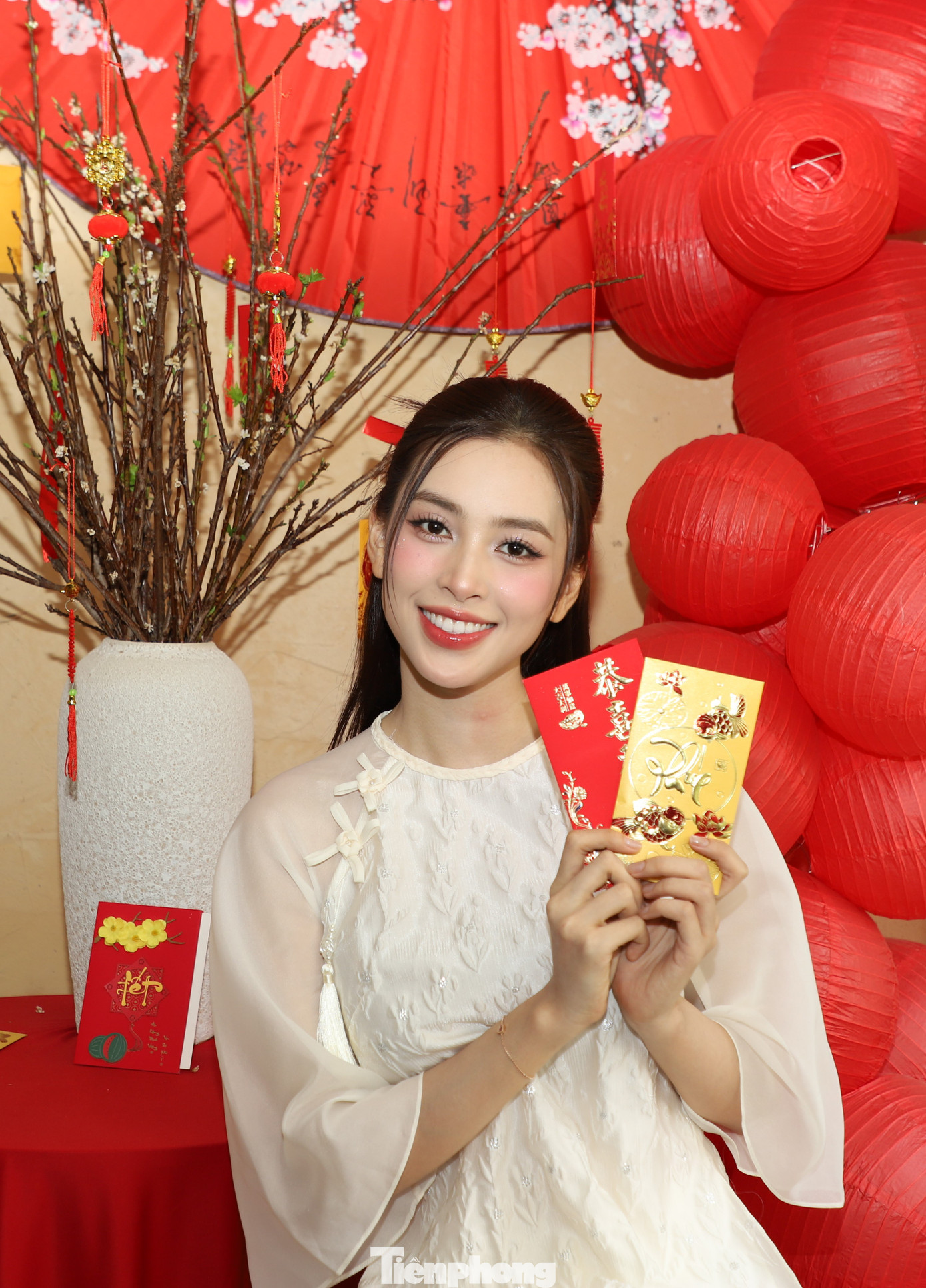 Tiểu Vy chia sẻ cô luôn dành một khoản tiêu xài cho bản thân, nhưng không nhiều. Khi không còn nhu cầu sử dụng, hoa hậu sinh năm 2000 luôn để dành cho người khác. &quot;Tôi không bao giờ có suy nghĩ mua đi bán lại bất cứ đồ dùng nào. Khi cảm thấy người xung quanh cần món đồ đó, tôi gửi lại họ dùng, cách để tiết kiệm, bảo vệ môi trường và gửi lời yêu thương đến người khác&quot;, cô nhấn mạnh.