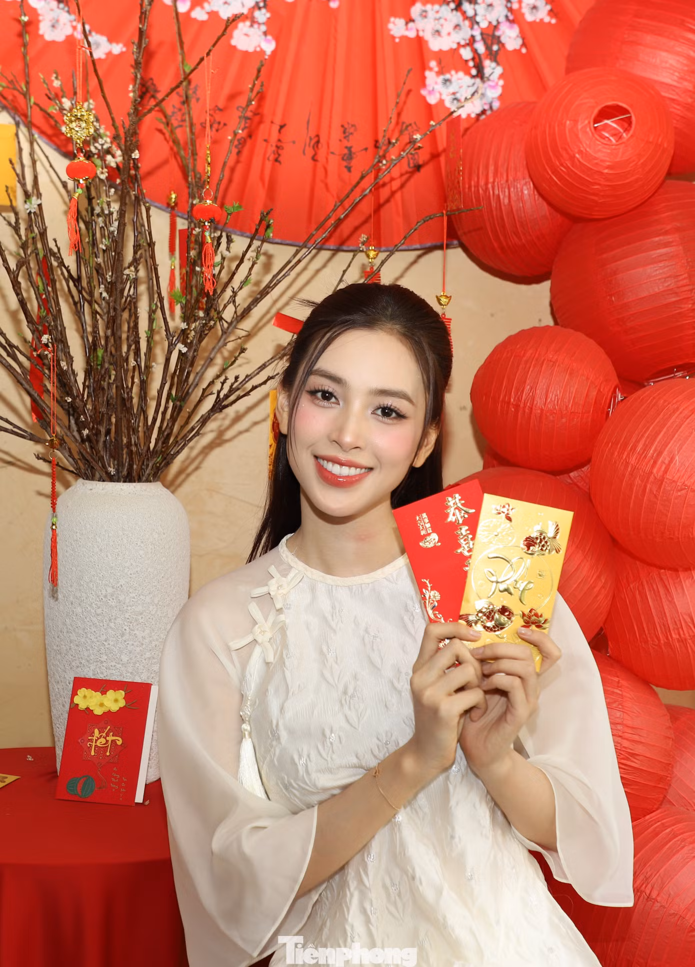 Tiểu Vy chia sẻ cô luôn dành một khoản tiêu xài cho bản thân, nhưng không nhiều. Khi không còn nhu cầu sử dụng, hoa hậu sinh năm 2000 luôn để dành cho người khác. "Tôi không bao giờ có suy nghĩ mua đi bán lại bất cứ đồ dùng nào. Khi cảm thấy người xung quanh cần món đồ đó, tôi gửi lại họ dùng, cách để tiết kiệm, bảo vệ môi trường và gửi lời yêu thương đến người khác", cô nhấn mạnh.
